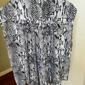 NEIMAN MARCUS WOMEN TOP SNAKE SKIN PRINT GRAY  SLEEVELESS PLEATED BACK MED